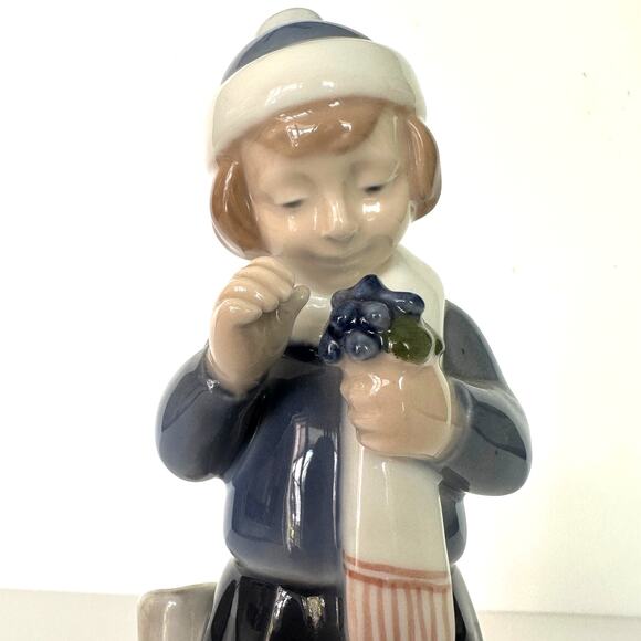 Royal Copenhagen March Girl w/ Posy Figurine Months of the Year Collection 4525 - Picture 2 of 7